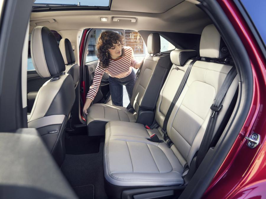 Интерьер Ford Escape Hybrid SE 2019 года  (NA) (фото 6 из 12)